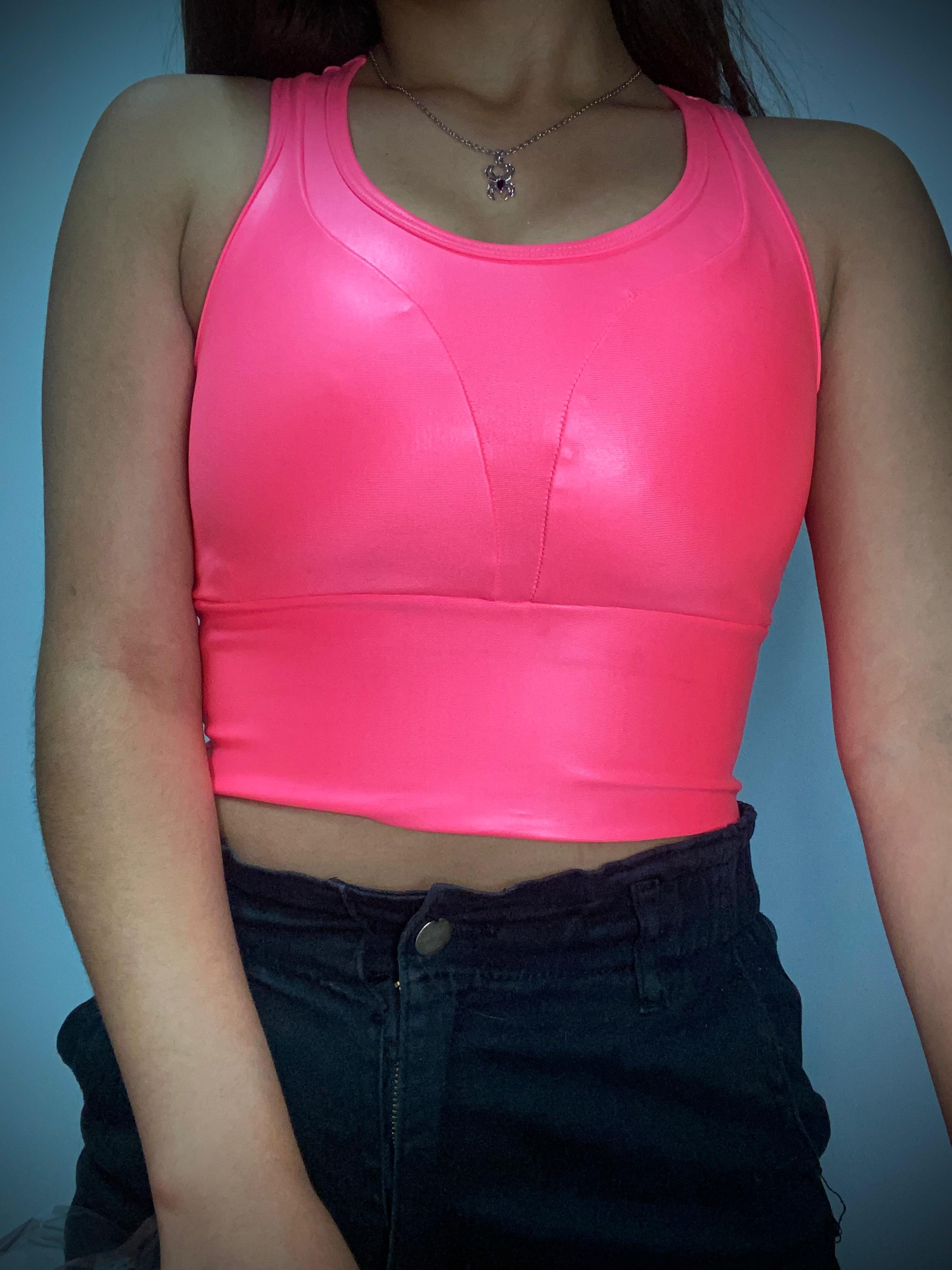 top cuero rosa neon